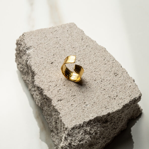 Γυναικείο δαχτυλίδι από ανοξείδωτο επιχρυσωμένο ατσάλι αρχαιοελληνικό με προσαρμοζόμενο μέγεθος