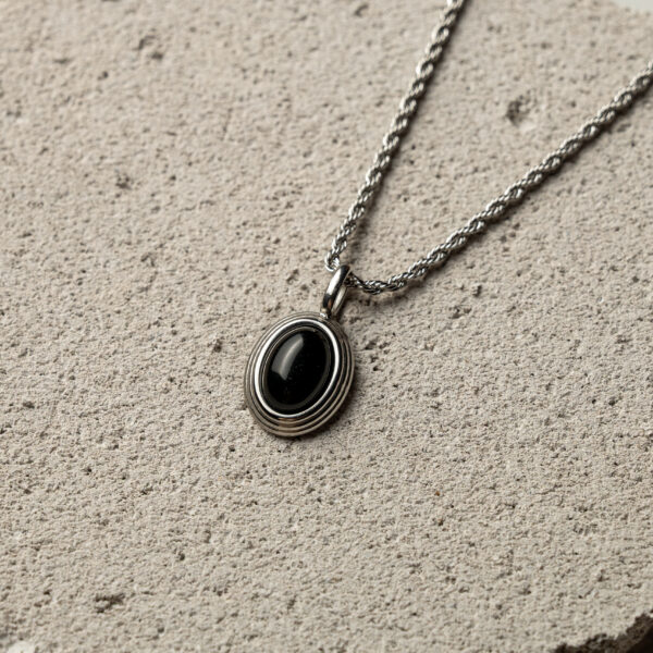 Γυναικείο κολιέ από ανοξείδωτο ατσάλι με μαύρη πέτρα