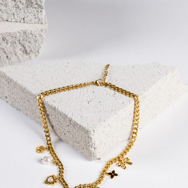 Γυναικείο κολιέ από ανοξείδωτο επιχρυσωμένο ατσάλι με λουλουδάκι και άλλα στοιχεία