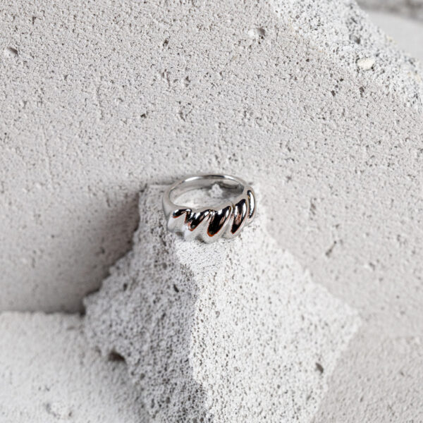 Γυναικείο δαχτυλίδι από ανοξείδωτο ατσάλι ανάγλυφο