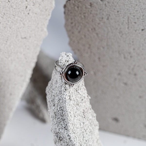 Γυναικείο δαχτυλίδι από ανοξείδωτο ατσάλι με μαύρη πέτρα και boho λεπτομέρειες και προσαρμοζόμενο μέγεθος