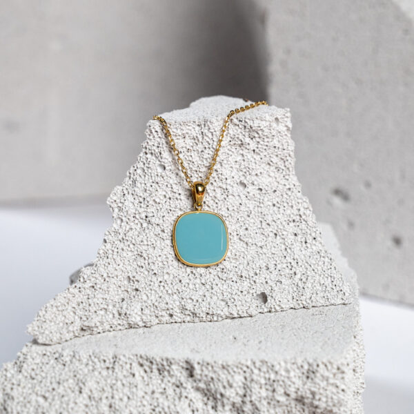 Γυναικείο κολιέ από ανοξείδωτο επιχρυσωμένο ατσάλι με τετράγωνη πετρόλ πέτρα