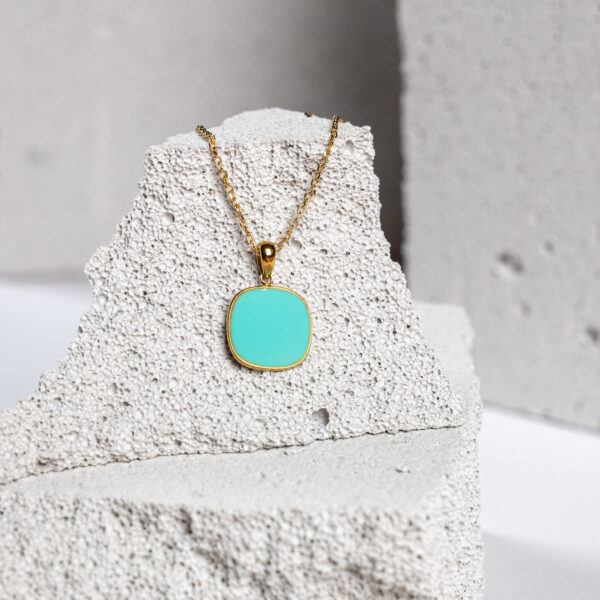 Γυναικείο κολιέ από ανοξείδωτο επιχρυσωμένο ατσάλι με τετράγωνη τιρκουάζ πέτρα