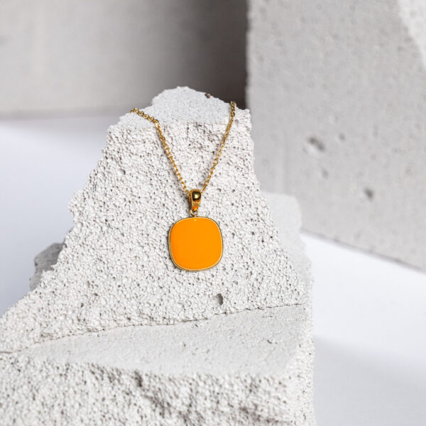 Γυναικείο κολιέ από ανοξείδωτο επιχρυσωμένο ατσάλι με τετράγωνη πορτοκαλί πέτρα