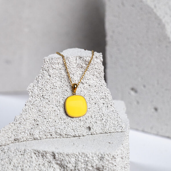 Γυναικείο κολιέ από ανοξείδωτο επιχρυσωμένο ατσάλι με τετράγωνη κίτρινη πέτρα