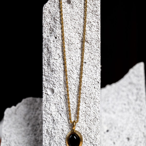 Γυναικείο κολιέ από ανοξείδωτο επιχρυσωμένο ατσάλι με μαύρη πέτρα