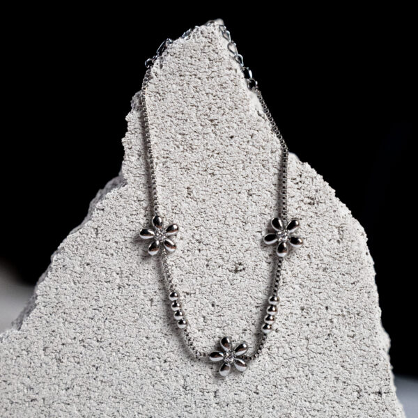 Γυναικείο βραχιόλι από ανοξείδωτο ατσάλι με λουλουδάκια και πετρούλες ζιργκόν