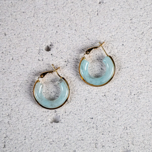 Γυναικεία σκουλαρίκια κρίκοι από ανοξείδωτο επιχρυσωμένο ατσάλι με σχέδιο από γαλάζια ρητίνη