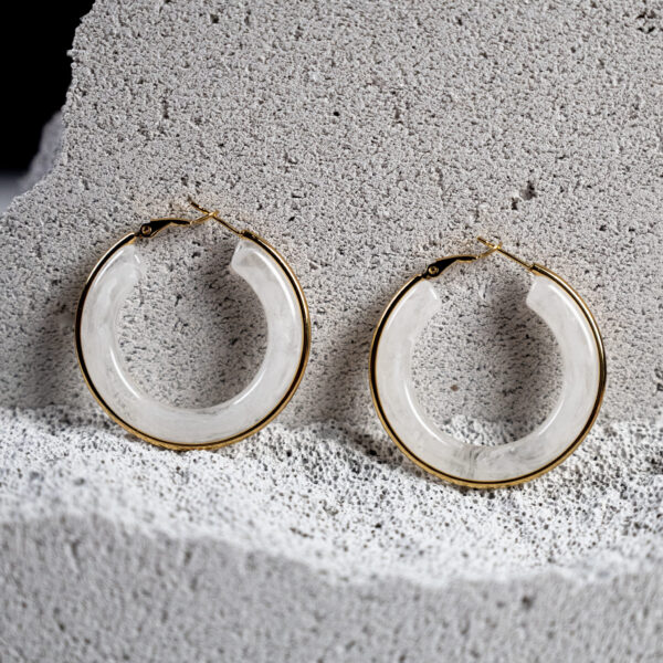 Γυναικεία σκουλαρίκια κρίκοι από ανοξείδωτο επιχρυσωμένο ατσάλι με σχέδιο από λευκή ρητίνη