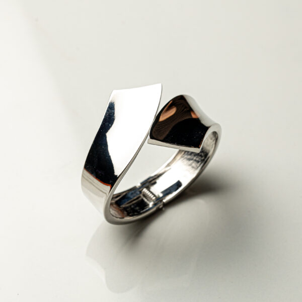 Γυναικείο βραχιόλι χειροπέδα χιαστί από ανοξείδωτο ατσάλι