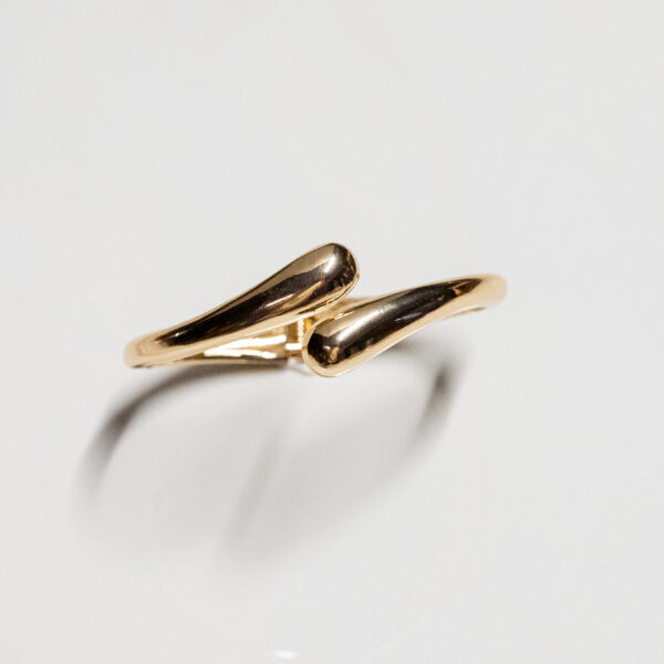 Γυναικείο βραχιόλι χειροπέδα λεπτή χιαστί από ανοξείδωτο επιχρυσωμένο ατσάλι