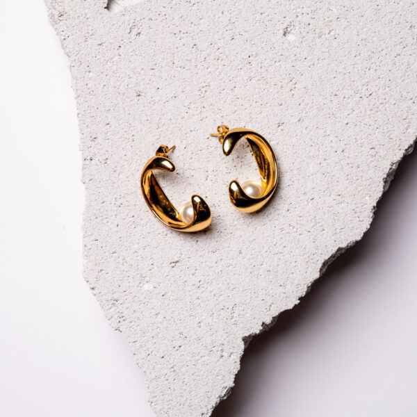 Γυναικεία σκουλαρίκια semicircle από ανοξείδωτο επιχρυσωμένο ατσάλι με πέρλες